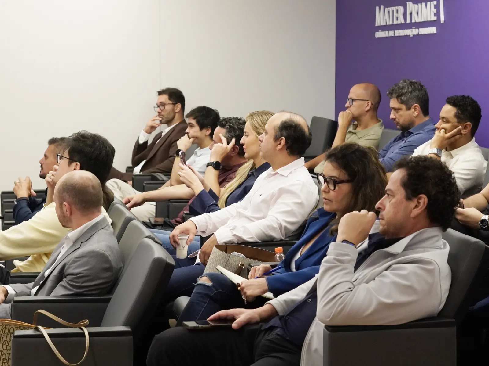 Médicos assistindo às aulas no anfiteatro da Mater Prime